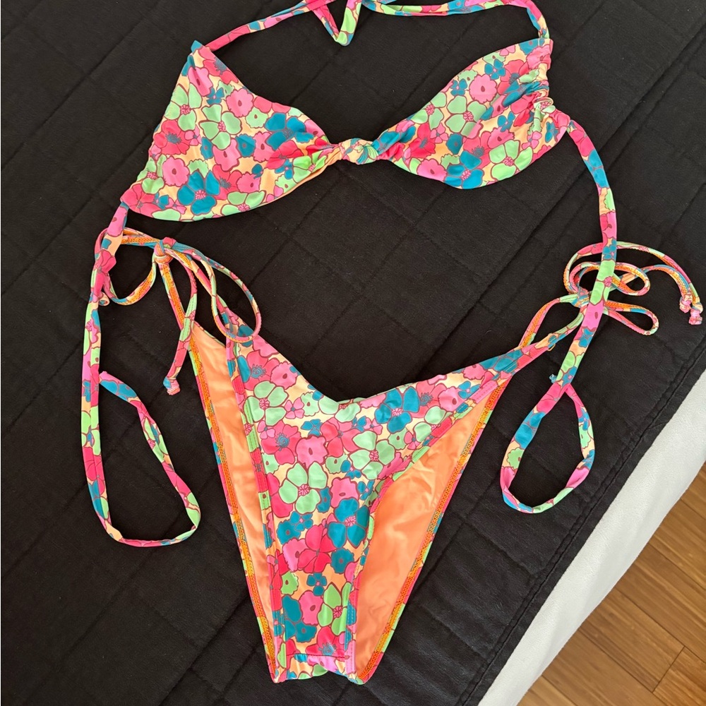 Frankie’s Bikini Groovy Floral